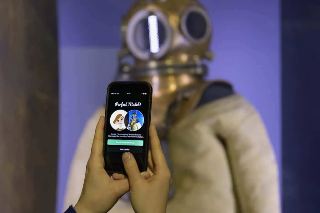 technikmuseum-app-mein-objekt-01 - Teamvoy a person taking a photo of an artwork