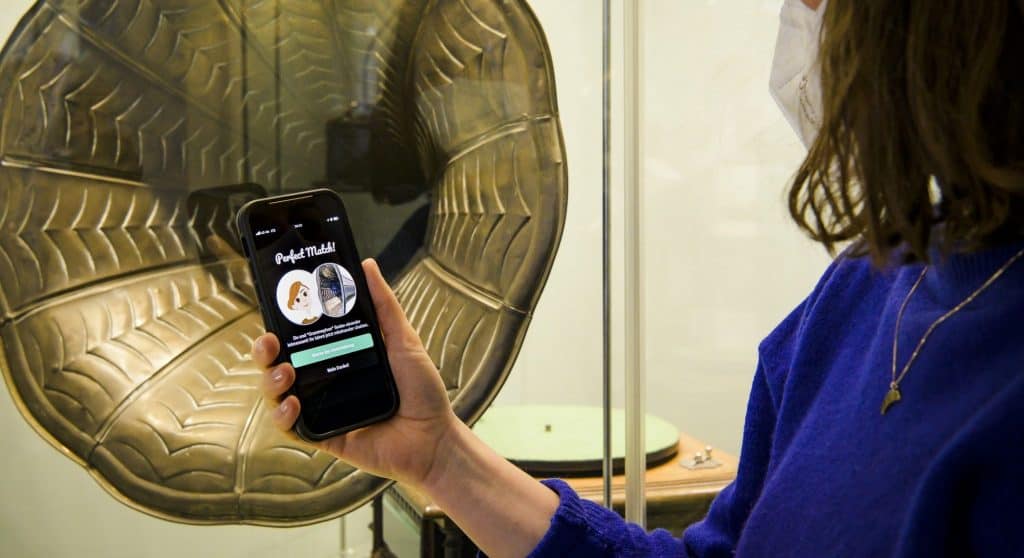 technikmuseum-app-mein-objekt-02 - Teamvoy a person scanning an exhibition element using an app